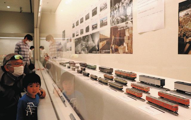 さまざまな鉄道模型が並ぶ会場＝明和町の県立斎宮歴史博物館で 