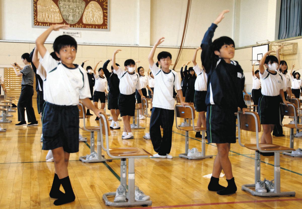 初めてのバレエ いてて… 魚津・よつば小児童 体験楽しむ：北陸中日新聞Web