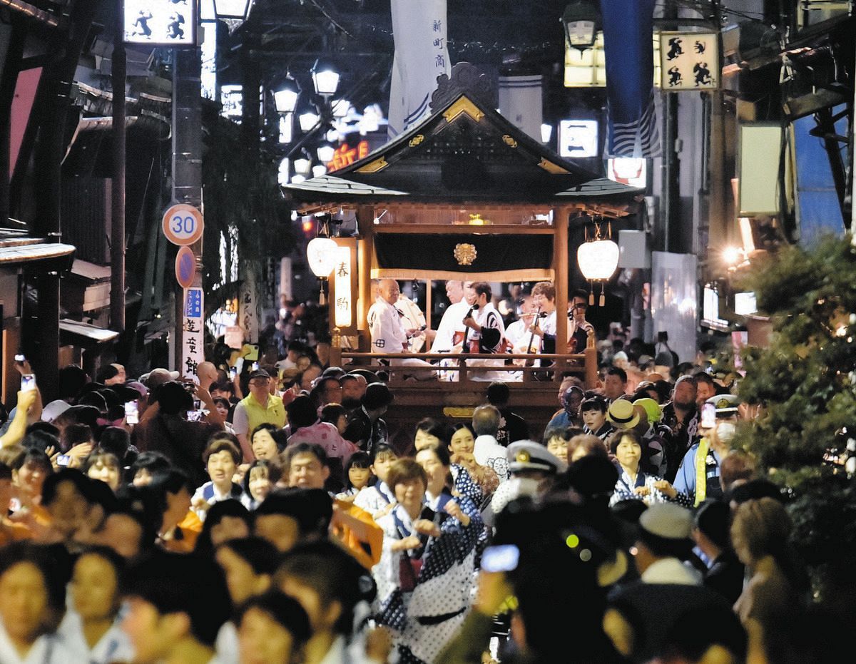 踊り手と共に会場入りする屋形＝郡上市八幡町で