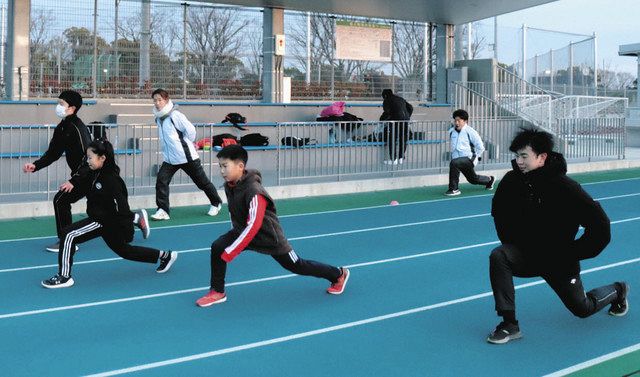 速く走るための体の使い方などを学ぶ子どもたち＝春日井市朝宮町の朝宮公園陸上競技場で
