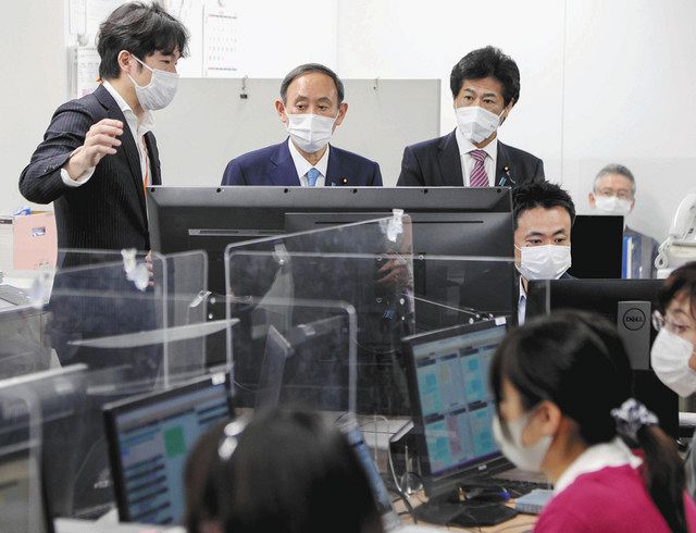 自殺対策強化に向けて「ライフリンク」事務所を視察する菅義偉首相（当時、中央）。社会全体で対策に取り組む流れの半面、理解は深まっていない
