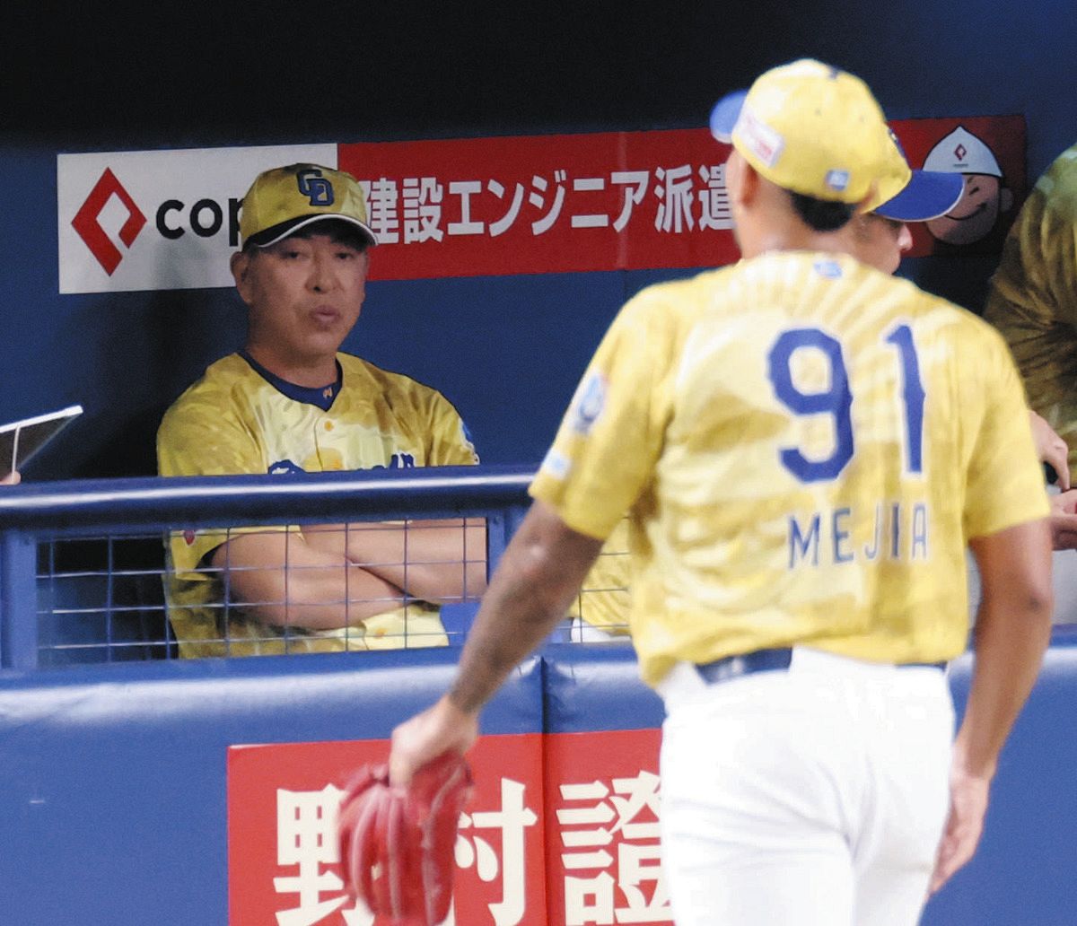 ７回表、ベンチに戻るメヒアと浮かない表情の井上監督