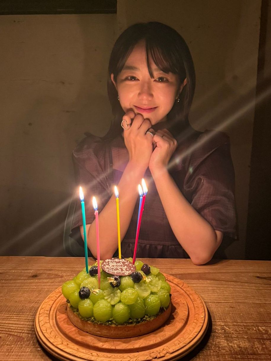◇峯岸みなみ、ケーキの前で「ご機嫌な1年にします（酔）」33歳誕生日