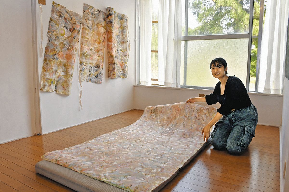 越前和紙で多彩な抽象画 越前市の松田さん初個展：日刊県民福井Web