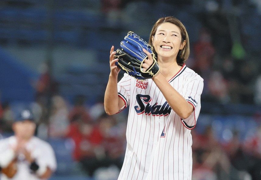 185cm長身と美脚からノーバン始球式！元バレー代表・狩野舞子が宮本