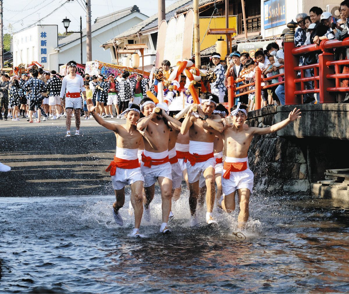 中神輿担ぎ中学生ら川駆ける 日吉神社一帯で「神戸山王まつり」：中日