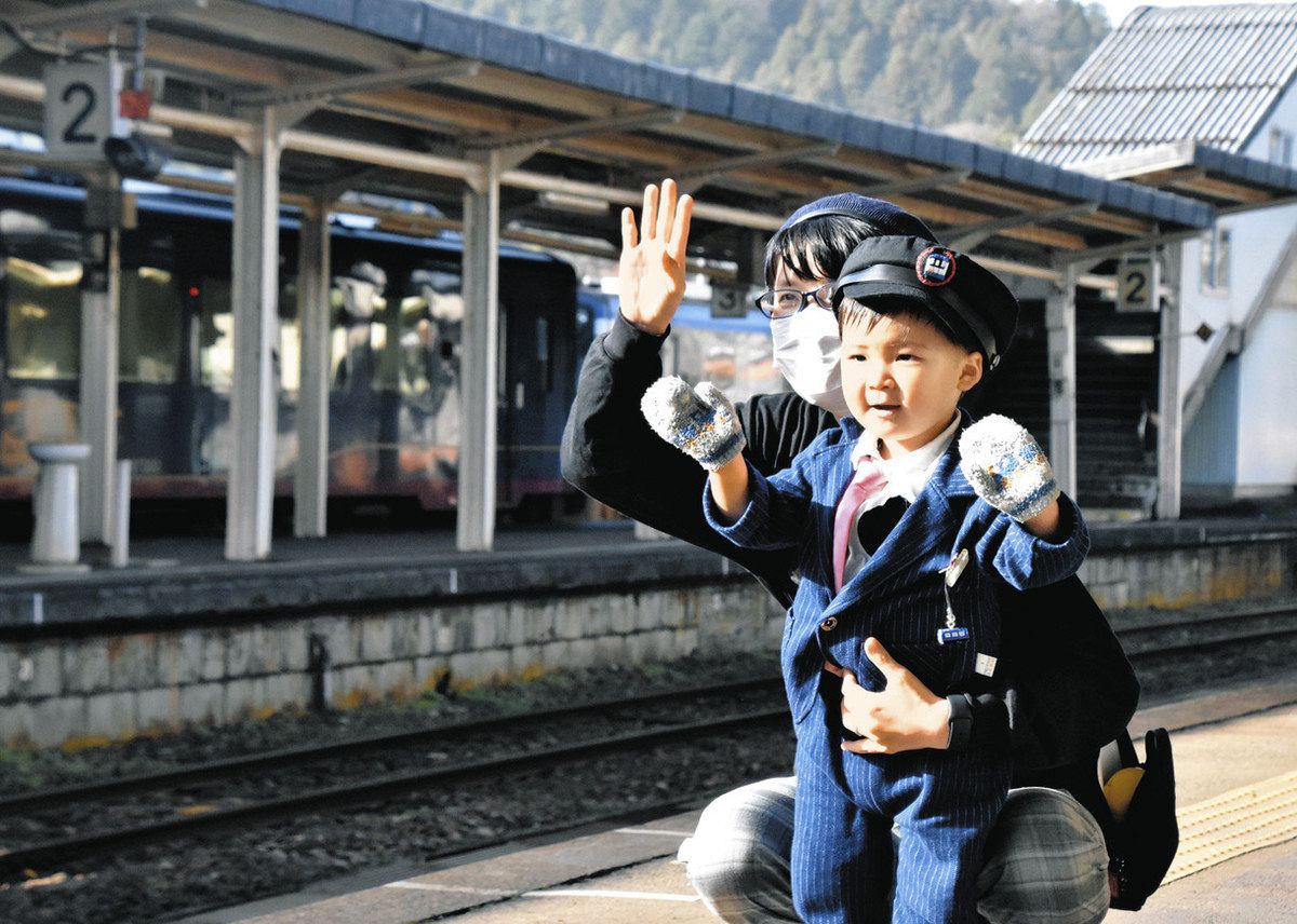 石川】２歳の「そうちゃんえきちょう」 のと鉄道穴水駅 手を振る