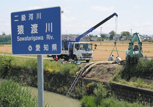 農業用水を確保するために行われた猿渡川から明治用水にポンプを設置する作業