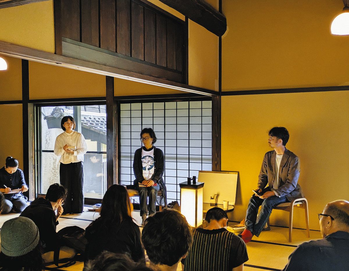 藤原辰史さん（奥（右））と山秋真さん（奥の右から2人目）の回りに、参加者たちがゆるやかな円を描いて座り対話を重ねた＝珠洲市で