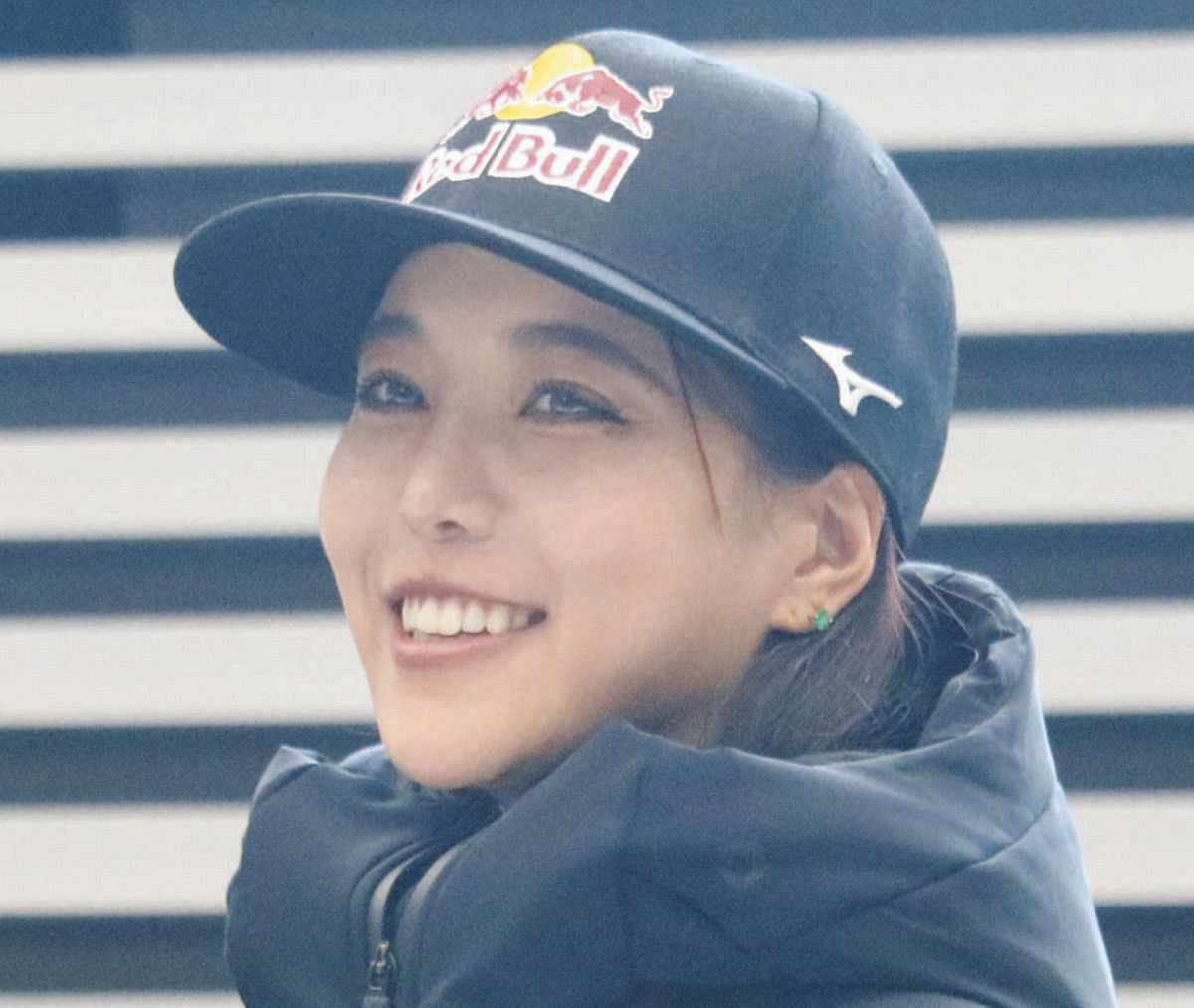 高梨沙羅、スニーカー&ハーフパンツコーデの”美脚”フォーカスショット 
