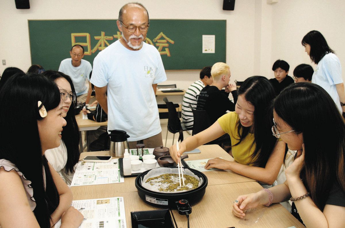 茶葉の焙煎を体験する留学生ら＝津市の三重大で
