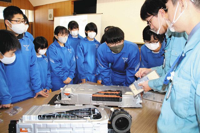 講師（右）から車載電池の説明を受ける生徒たち＝湖西市の鷲津中で 