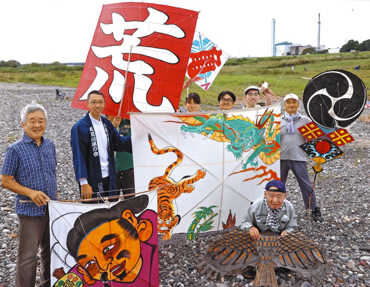 自作たこ、秋風に舞う 天竜川河川敷に愛好家50人：中日新聞しずおかWeb