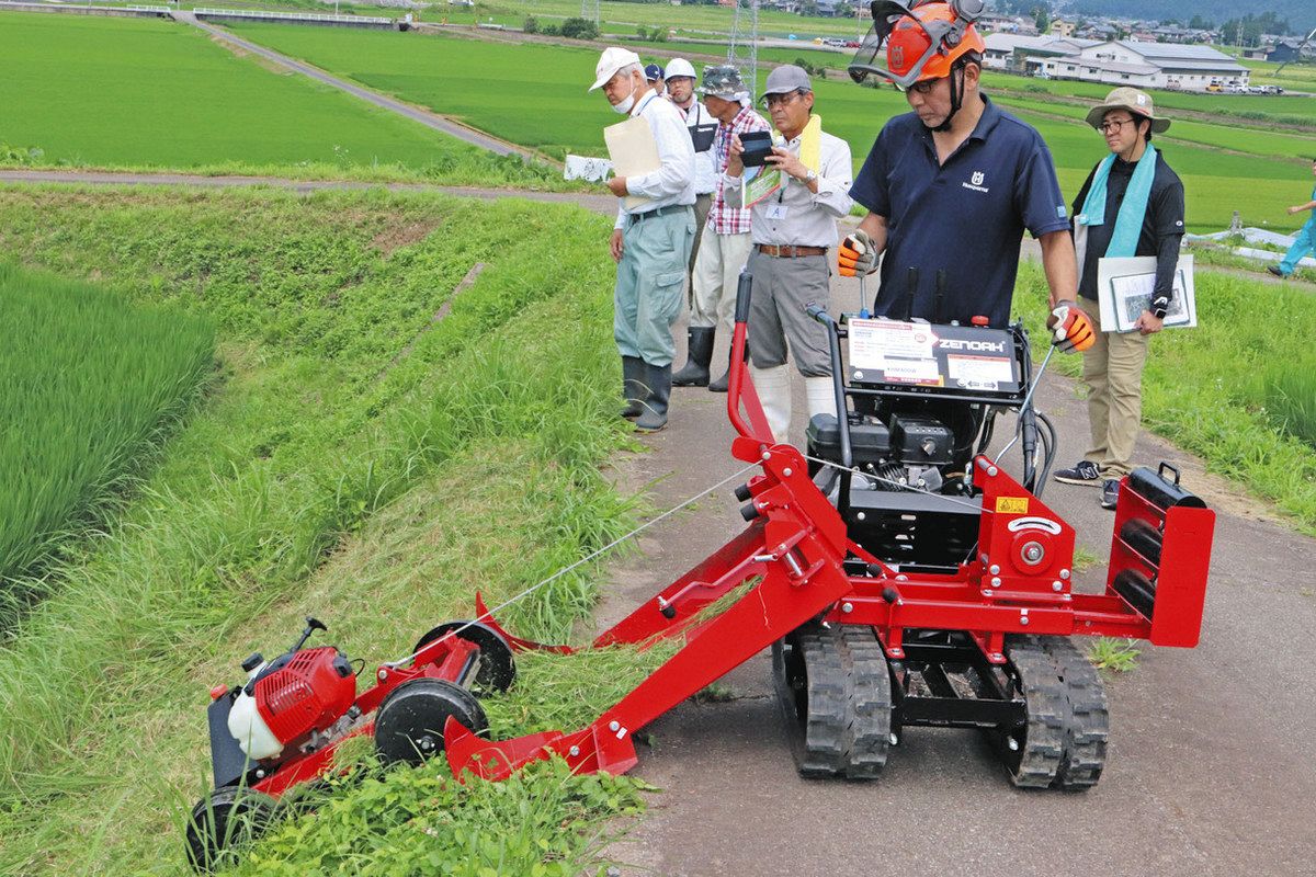 最新草刈り機で時短 無線型、傾斜地用を紹介 大野で研修会：日刊県民 