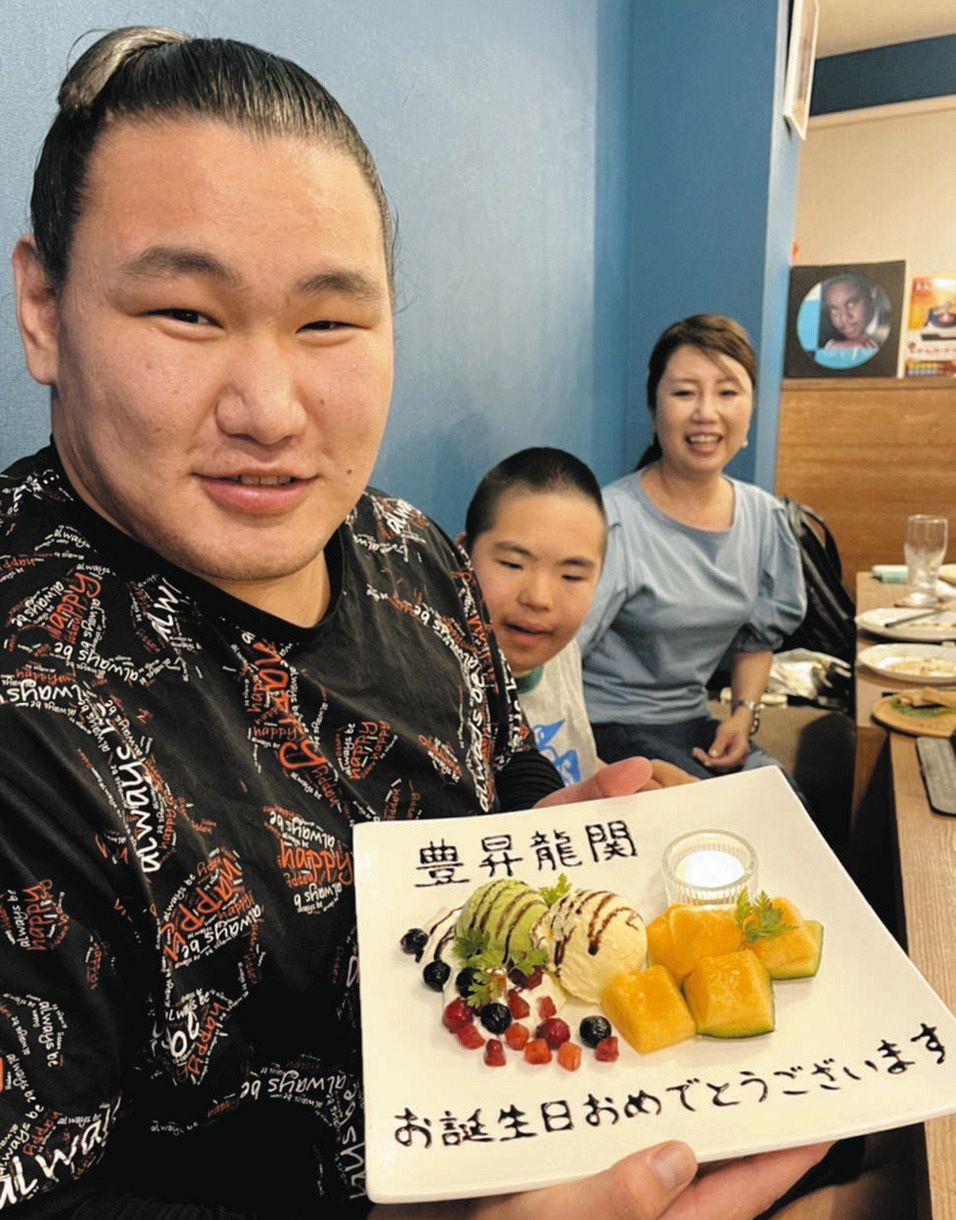 笑顔の豊昇龍（左）と久保田るりさん（右）、輝哉さん（久保田さん提供）