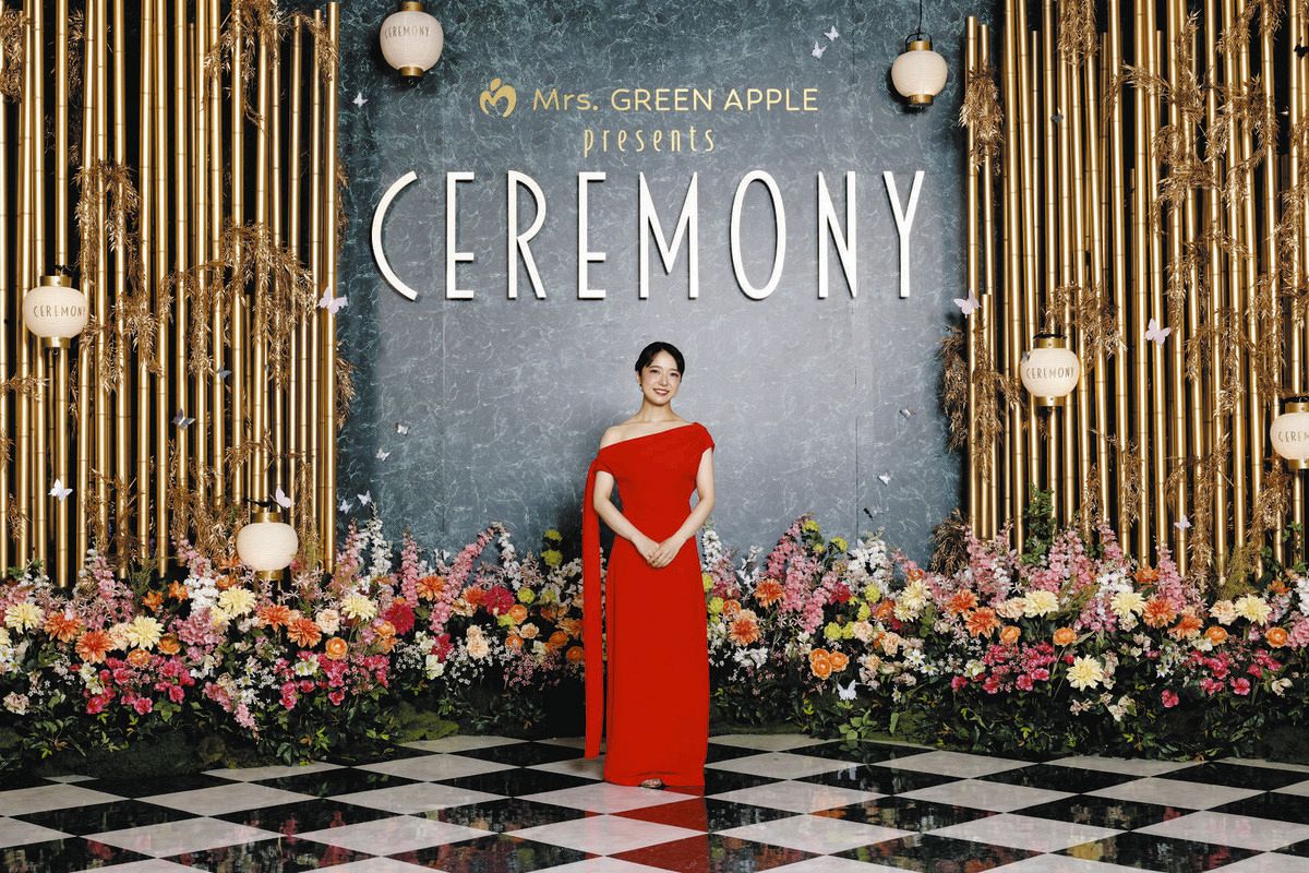 上白石萌音がミセスの「CEREMONY」に真っ赤なワンショルダードレスで