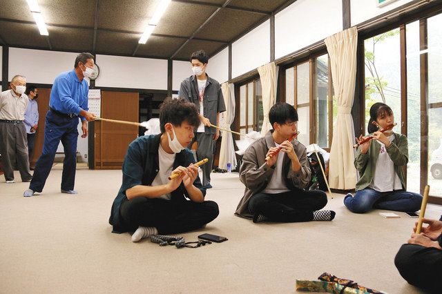 400年の舞つなぐ 浜松学院大生 春野の 勝坂神楽 学ぶ 中日新聞しずおかweb 400年の舞つなぐ 浜松学院大生 春野の 勝坂神楽 学ぶ 中日新聞しずおかweb