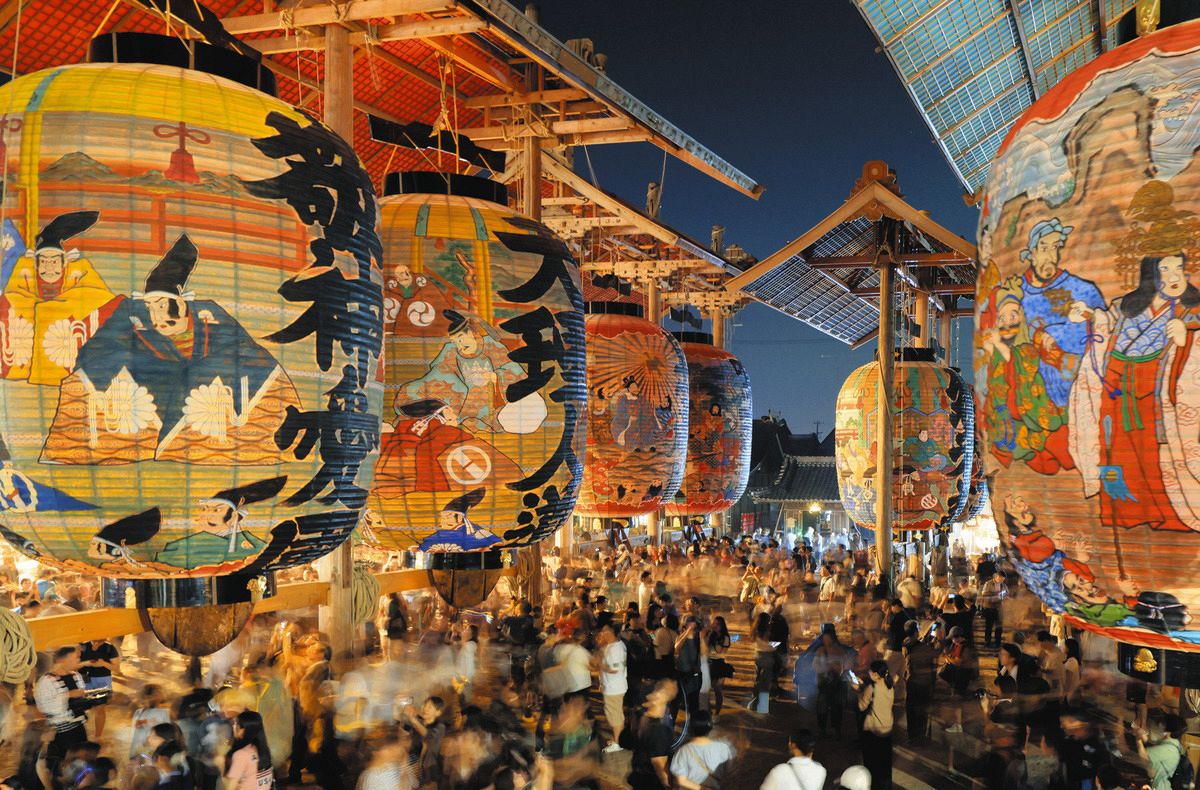 夏の夜を照らす巨大ちょうちん 愛知県西尾市で「三河一色大提灯まつり