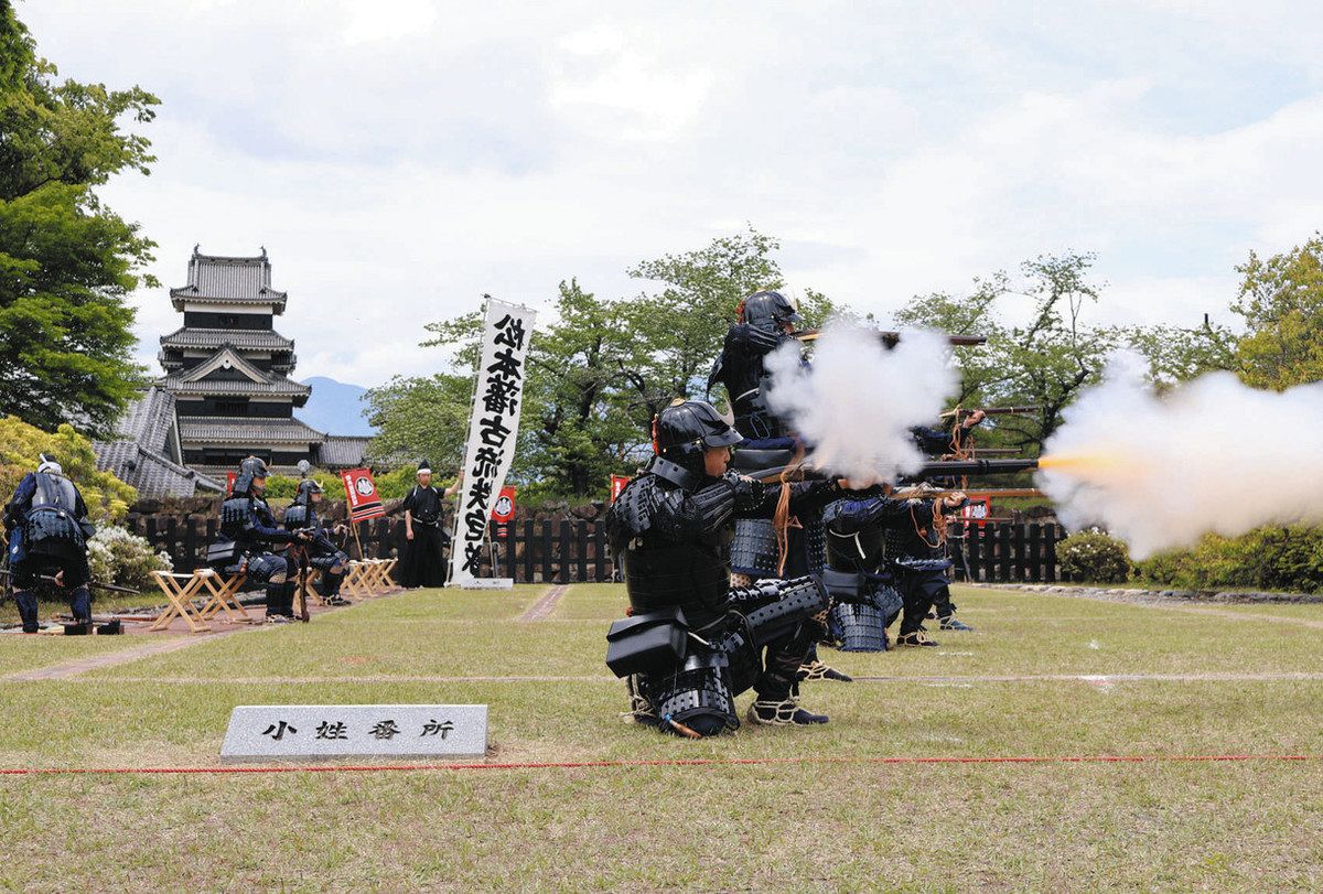 放送大学 割引 放て！迫力の火縄銃射撃 松本城で演武披露：中日新聞Web 解説、評論