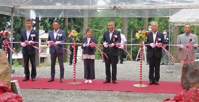 勝山自然塾のオープンを祝ってテープカットする竹下景子さん（左から３人目）ら＝勝山市のスキージャム勝山で