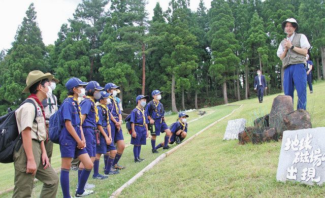 地球の歴史を解説するインストラクター（右）＝勝山市のスキージャム勝山で