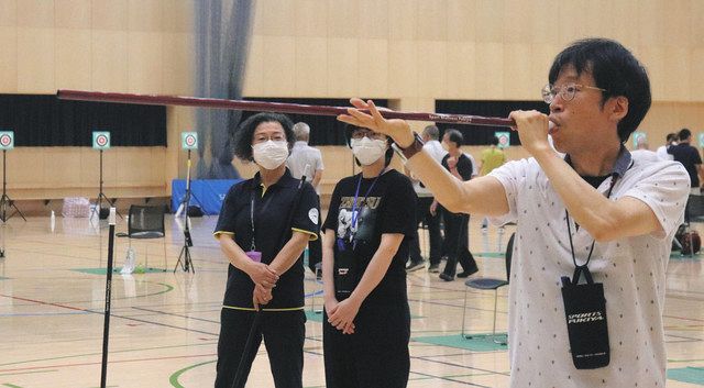 的の中心を狙い集中 津で吹き矢教室：中日新聞Web