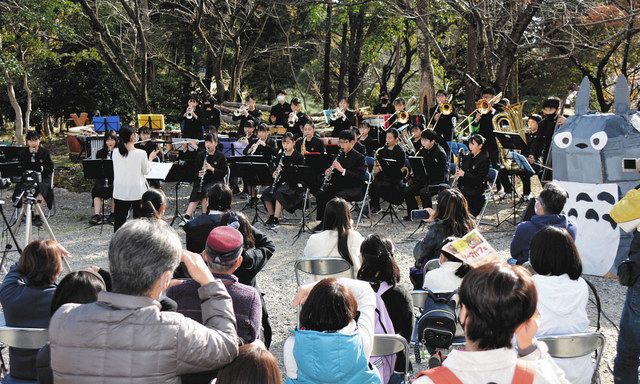 町に元気を 東郷高吹奏楽部が演奏 お客さんのために 実感 中日新聞web