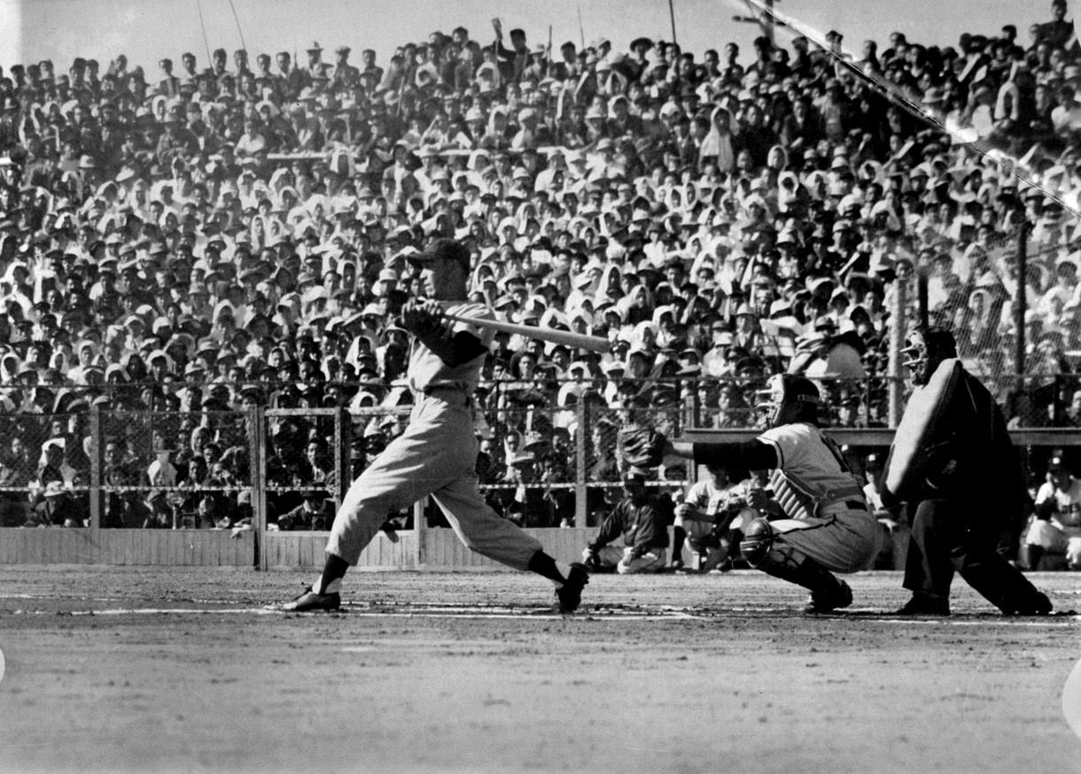 1954年の日本シリーズで安打を放つ西沢道夫