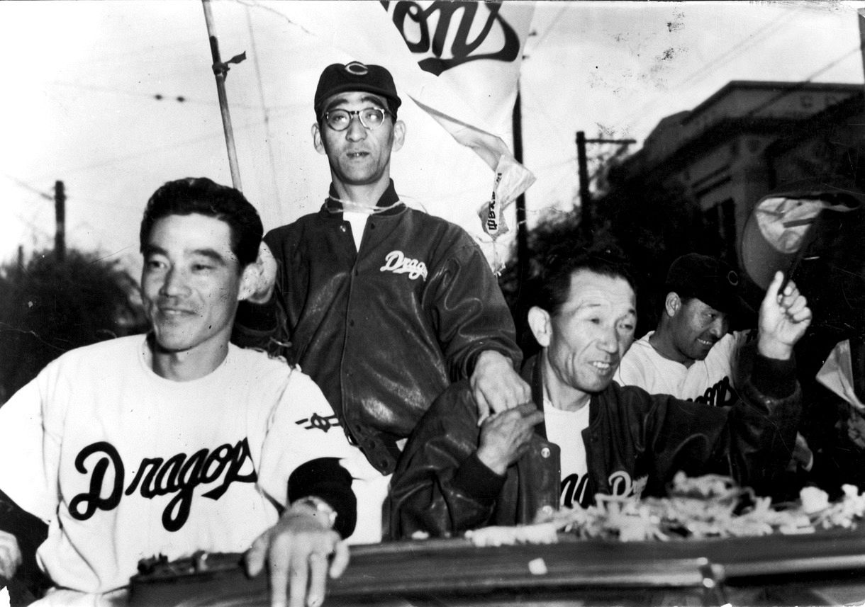 1954年日本一の優勝パレードに臨む（左から）西沢道夫、杉下茂、天知俊一監督、服部受弘