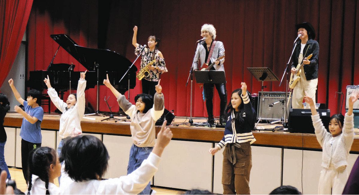 バンドのライブで創立50周年を祝う 美濃加茂・山手小でウルフル