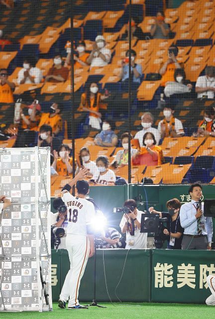 ヒーローインタビューを終え、ファンへ手を振る巨人・菅野