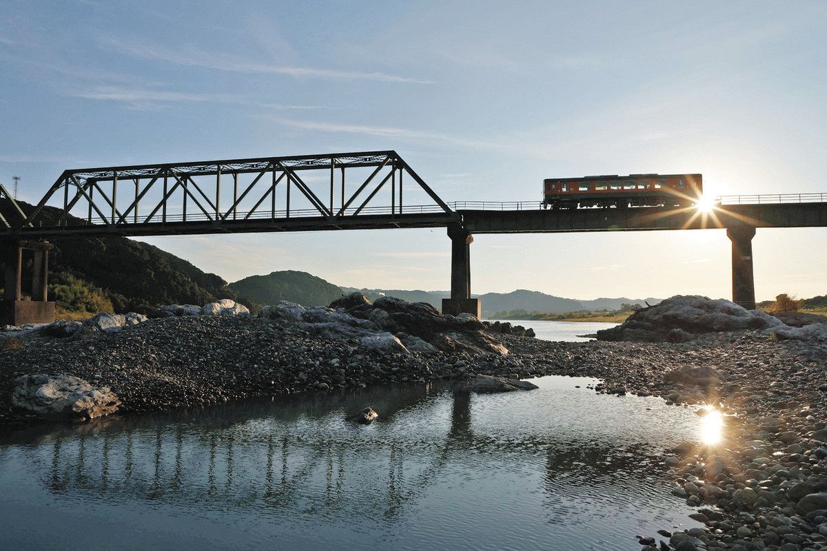 リーヤの鉄さんぽ＞ 天竜川橋梁、輝く一瞬：中日新聞しずおかWeb