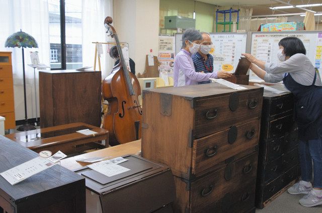 レトロなタンスなどが並ぶ展示会場＝豊田市渡刈町のリユース工房で 