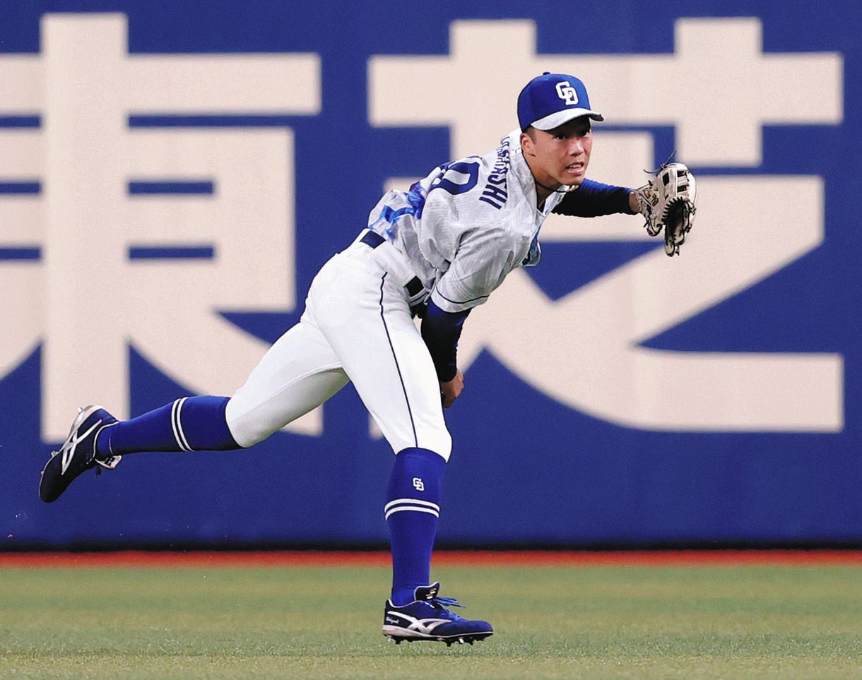 中日 岡林勇希 レーザービームでピンチ救った 4回2死一 二塁から楠本の右前打をホームにワンバン送球でタッチアウト 中日スポーツ 東京中日スポーツ 中日 岡林勇希 レーザービームでピンチ救った 4回2死一 二塁から楠本の右前打をホームにワンバン送球でタッチアウト 中日スポーツ 東京中日スポーツ