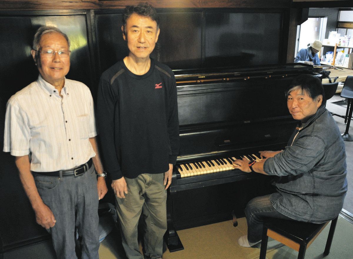 原さん（左）からピアノを譲り受けた長瀬社長（中）と、コンサートに出演する田口さん＝中津川市福岡の恵那醸造で
