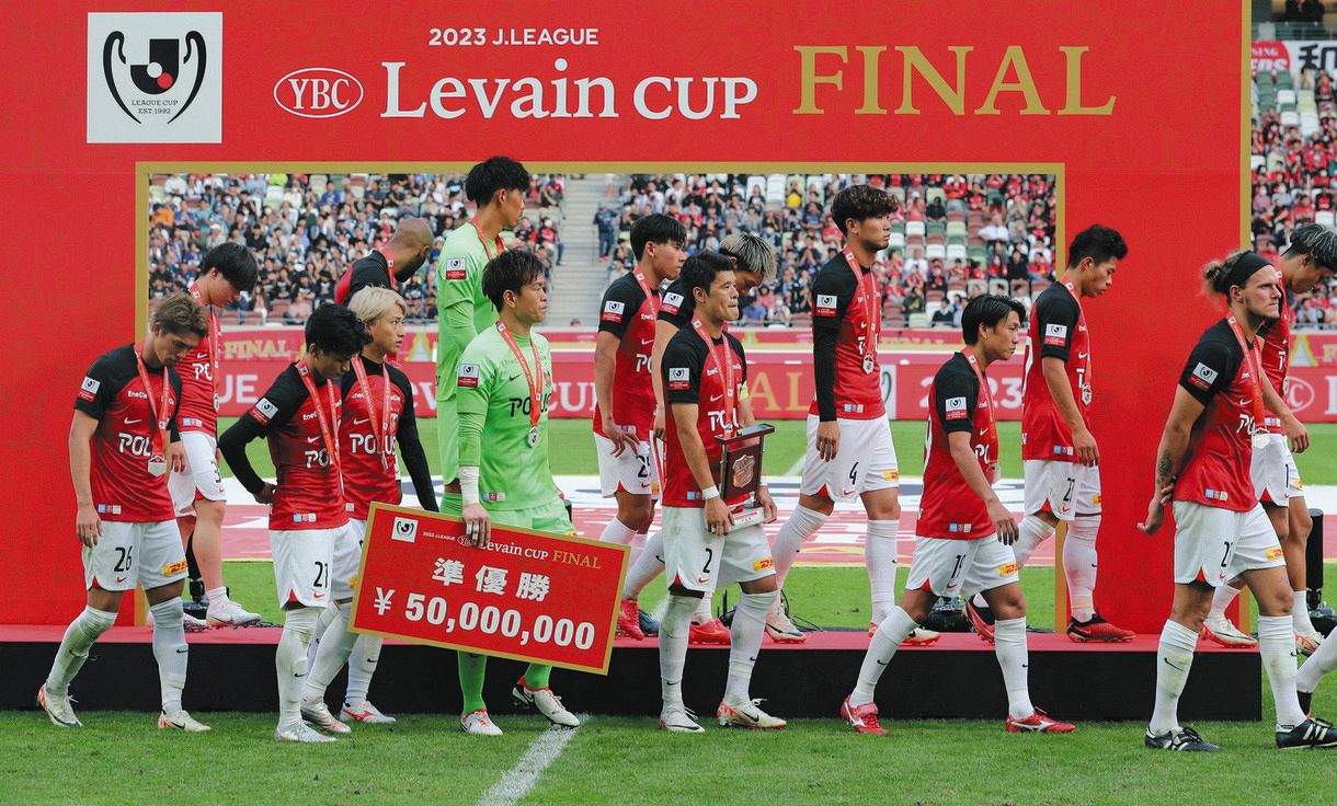 レッズサポーター、試合後は浦和の選手たちを拍手でたたえる 観衆は