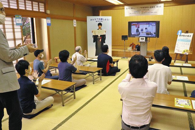 勝利が分かった瞬間に拍手が起こった会場＝瀬戸市文化センターで 