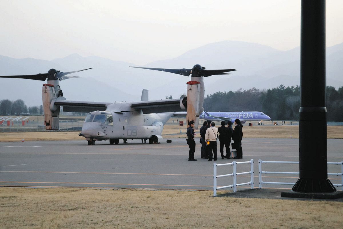 緊急着陸したオスプレイと着陸したＦＤＡ機＝いずれも県営松本空港で