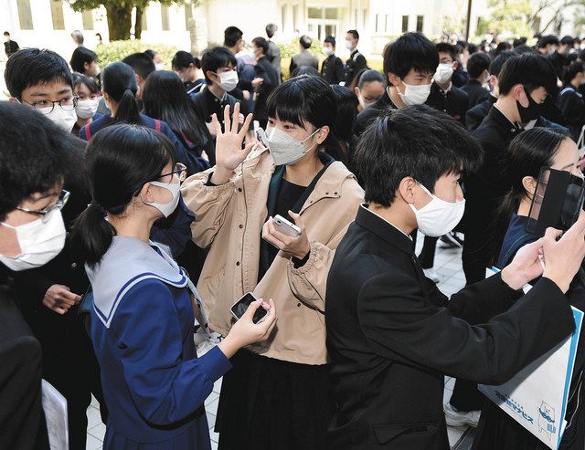 6494人 サクラサイタ 県内公立高校の合格発表：北陸中日新聞Web