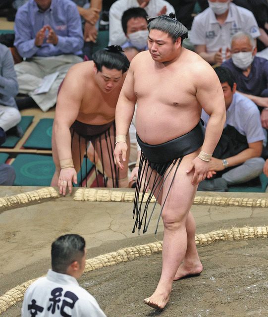 新関脇の若元春､錦富士を押し出して6勝目 「どっしりして力をつけた