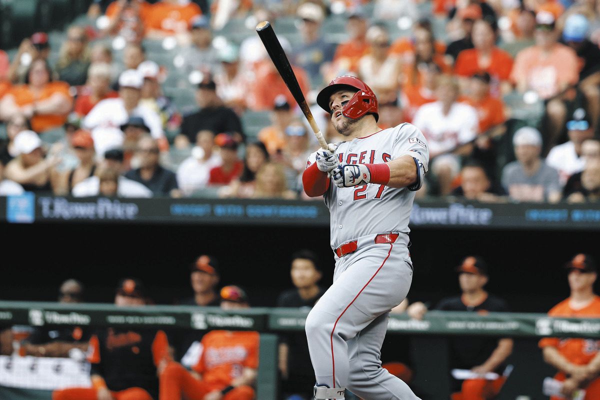 １回、２ランを放つエンゼルス・トラウト（AP）