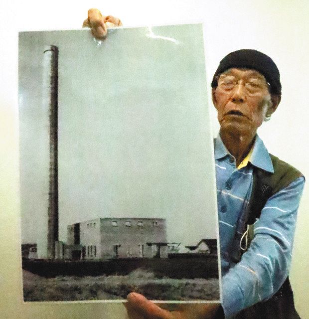 工廠施設か？ノッポ煙突 1961年撮影の写真、鈴鹿の軣さんが市に