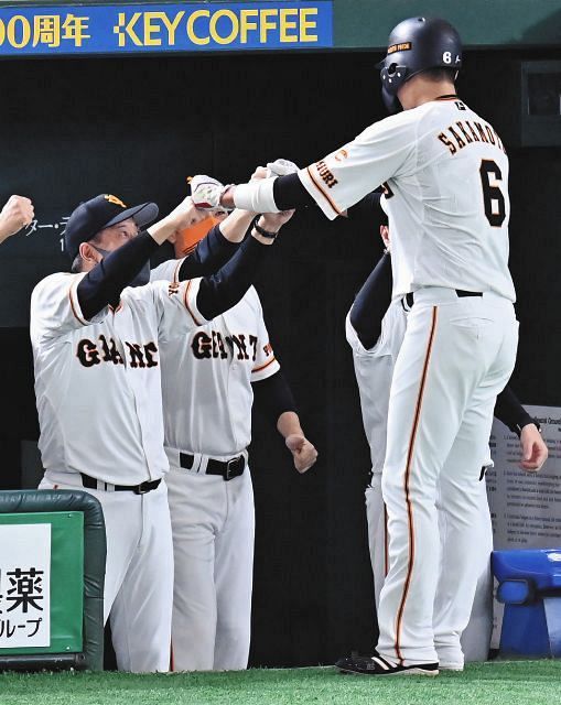 写真 00安打坂本 原監督とお決まりの 中日スポーツ 東京中日スポーツ