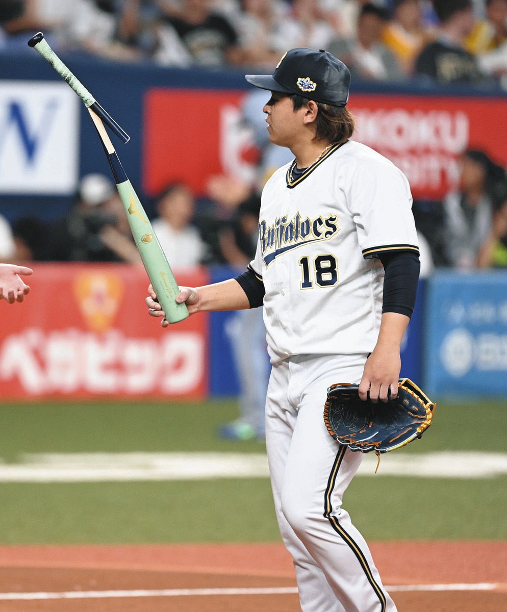 ◇オリックス・宮城大弥、阪神・佐藤輝の折れたバットをマジマジ【写真