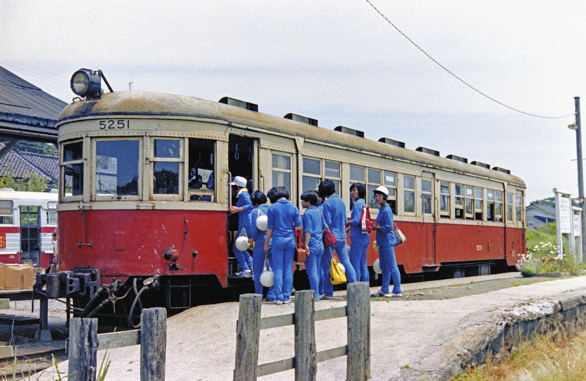 4121801 古い 国鉄 駅名板 かわけ 河毛 北陸本線 鉄道廃品 昭和レトロ 彩の記憶 北陸の鉄路 西脇恵さん撮影】能登線の廃止後は関東鉄道へ