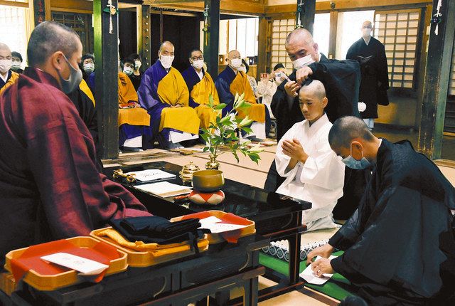 一人前の僧侶へ頑張ります 穴水 来迎寺の住職長男 得度式 北陸中日新聞web