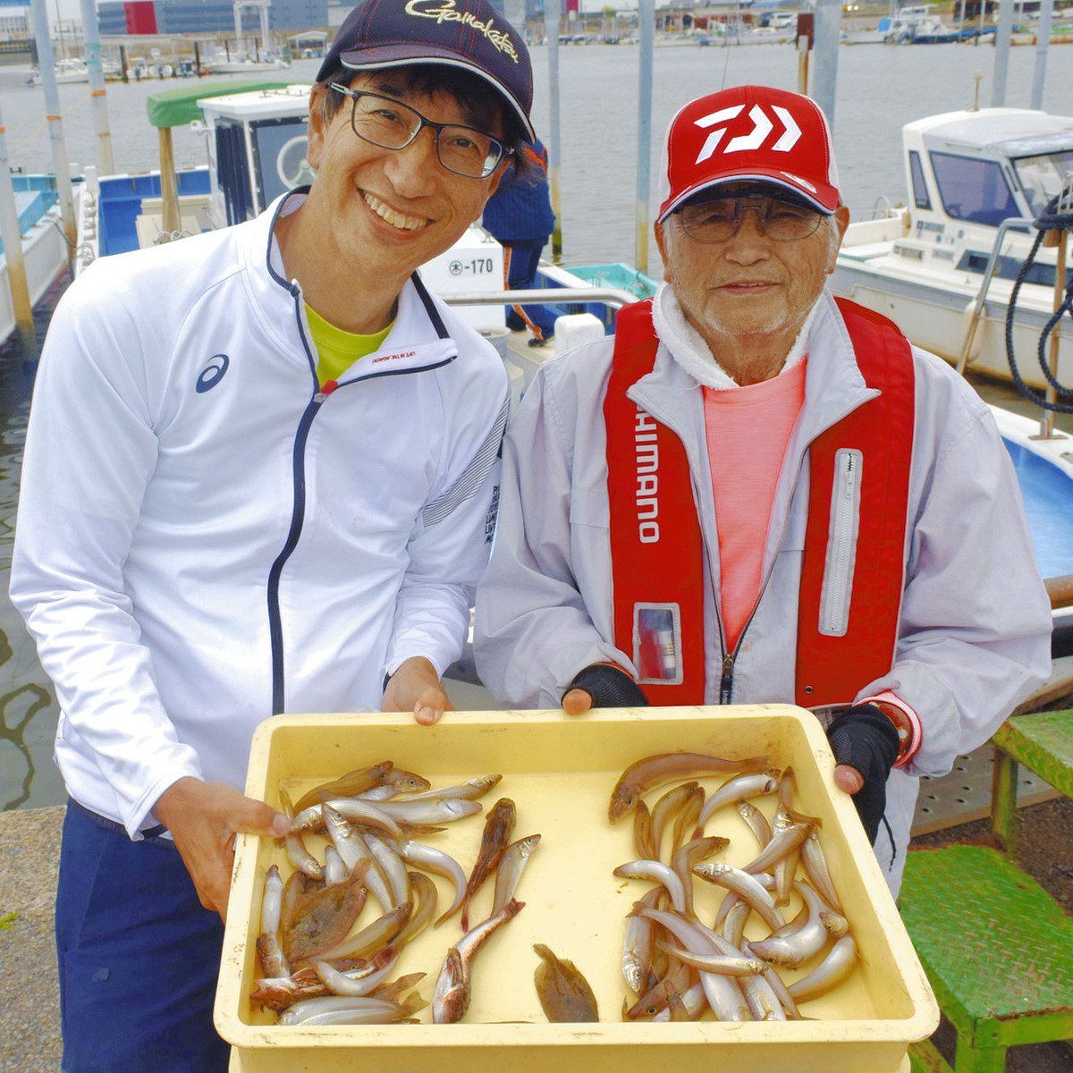 竿頭の小池さん（右）と千賀さんの釣果