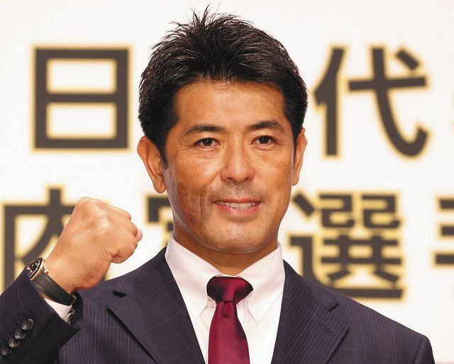 東京五輪の野球日本代表内定選手を発表し、ポーズを決める稲葉監督