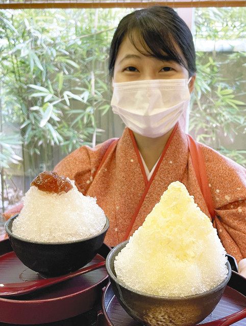 「はちみつイチゴジャムかき氷」（左）と「紅甘夏かき氷」＝紀北町東長島のホテル「季の座」で 