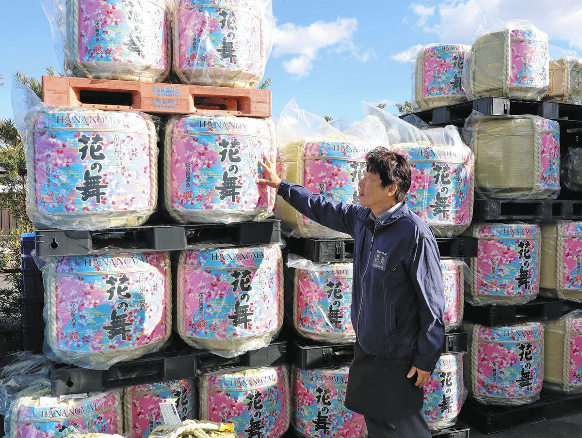 花の舞酒造 こも樽出荷最盛:中日新聞しずおかWeb